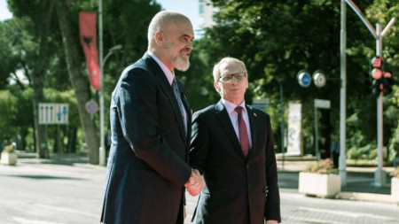 Премиерът Николай Денков (вдясно) и албанският му колега Еди Рама в Тирана -  16 октомври 202 3г.