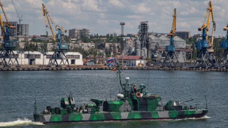 Кораб на руския флот охранява в товарното морско пристанище на Мариупол, 12 юни 2022 г.