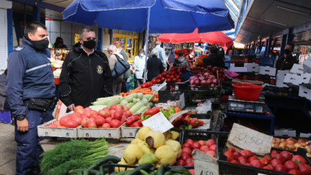 Зам. -кметът на Столична община Дончо Барбалов и контролни органи направиха проверка на Женския пазар.
