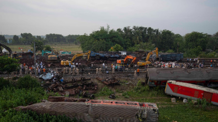 Властите работят по разчистване на мястото на трагедията, 4 юни 2023 г.