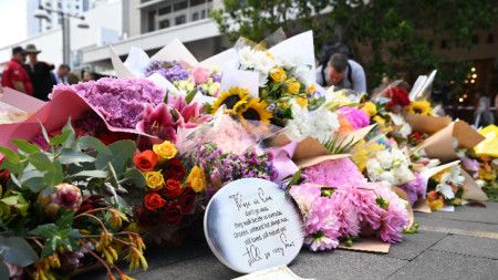 Цветя в памет на жертвите на нападението в събота в мол в Сидни.