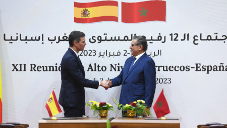 Испанският премиер Педро Санчес (вляво) и премиерът на Мароко Азиз Акханнуч се ръкуват по време на подписването на споразумения след 12-ата сесия на мароканско-испанската среща на високо равнище в МВнР в Рабат, Мароко, 2 февруари 2023 г.