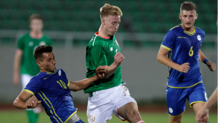 Райс (в средата) с екипа на Ирландия в юношеска европейска квалификация срещу Косово.