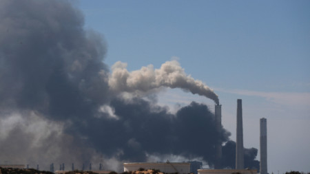 Дим край електроцентрала в индустриалния комплекс на израелския град Ашкелон след изстрелване на ракети от Газа, 07 октомври 2023 г. 
