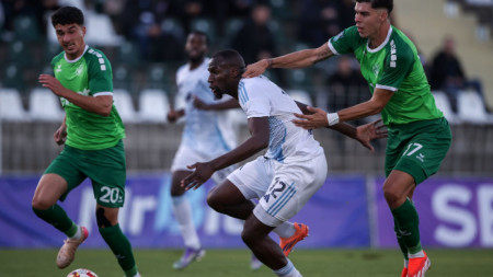 Мустафа Сангаре (в средата) удари греда за Левски срещу Хебър