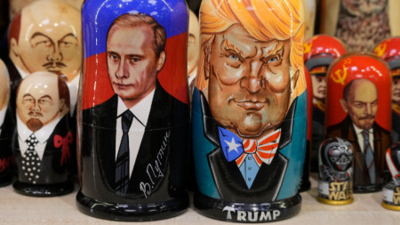 Образите на Владимир Путин и Доналд Тръмп върху матрьошки в сувенирен магазин в Санкт Петербург