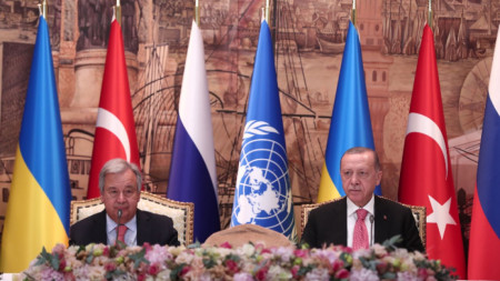 Гутериш и Ердоган по време на подписването на споразумение между Украйна и Русия за износа на украинско зърно по Черно море