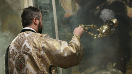 В храм „Св. Александър Невски“ мелнишкият епископ Герасим отслужи архиерейска вечерня със Св. Василиева литургия.