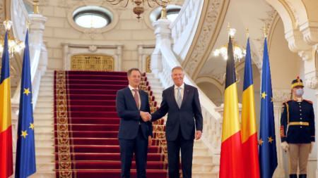 Белгийският министър-председател Александър де Кро (вляво) и президентът на Румъния Клаус Йоханис - Букурещ, 12 април 2022