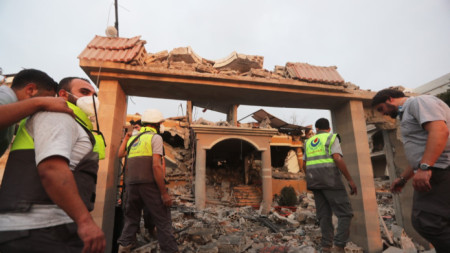 Служители на ливанската гражданска отбрана издирват оцелели сред отломките на сграда, разрушена при израелски удар в село Теир Деба, Южен Ливан, 6 ноември 2025 г