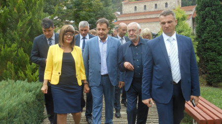 Сръбската делегация начело с шефката на парламента Мая Гойкович в църквата „Св. 40 мъченици“ във Велико Търново.