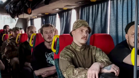 Украински военнослужещи в автобус, който напуска 