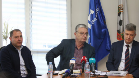 Георги Йорданов (д), председателят на СК Костадин Стоичков (ц) и Петър Петров.