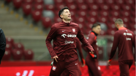 Звездата на Полша Роберт Левандовски по време на тренировката във Варшава снощи.
