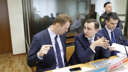 Алексей Навални (вляво) и Иван Жданов (в центъра)