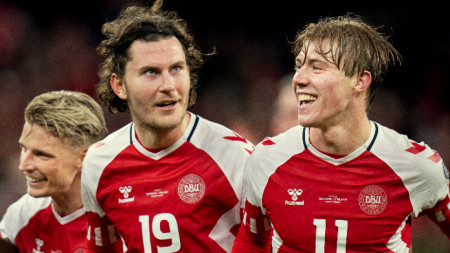 Расмус Хьойлунд (вдясно) вкара три гола във вратата на Финландия