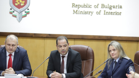 Министър Стоянов (в центъра), зам.-министър Мундров (вляво) и експерти от МВР и МЕУ представиха новата система за уведомление по електронен път при извършено нарушение на пътя - 7 ноември 2023 г.
