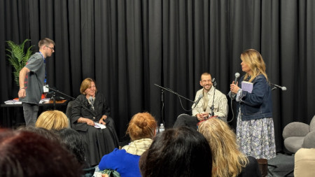 Преводачът Светла Кьосева, авторът Кирил Наги и журналистът Мария Касимова-Моасе (от ляво надясно)