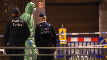 Белгийски полицаи и криминалисти работят на мястото на стрелбата в Брюксел, 16 октомври 2023 г.