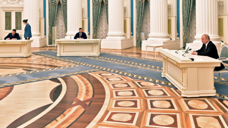 Путин, Пушилин и Пасечник при подписване на договорите в Кремъл 