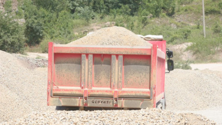 Жителите са недоволни от ежедневното преминаване на тежкотоварни камиони с инертни материали над допустимите 20 тона.