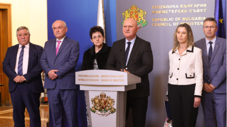Министър Галин Цоков говори пред медиите в Министерския съвет. Вдясно от него е председателят на Съвета на ректорите проф. Миглена Темелкова.