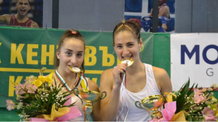 Зиновия Ванева (вляво) и Габриела Михайлова спечелиха титлата на двойки.