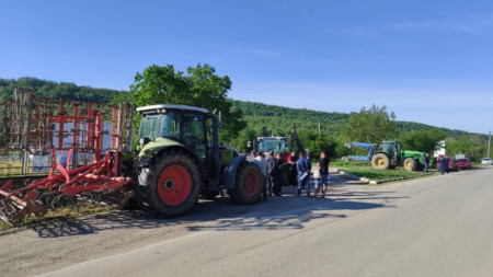 Земеделски производители от община Златарица изкараха на пътя тежка техника