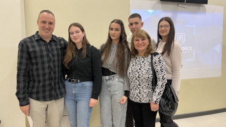 Отборът победител с ментора им Светлин Големански