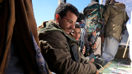 Бойци на хутите край джамията Шааб в Сана, Йемен, 14 януари 2024 г.