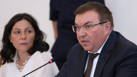 На заседанието на Комисията по здравеопазване на НС - 
 20 юли 2023 г. На снимката: председателят на комисията Костадин Ангелов от ГЕРБ (вдясно).