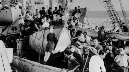 Еврейски бежанци от окупирана от Хитлер Европа на път през Средиземно море за Палестина