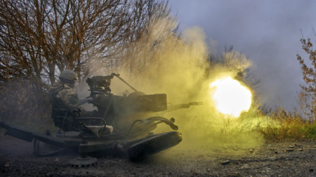 Член на украинската Национална гвардия стреля със зенитно оръдие край Харков. Руснаците се изтеглиха от Херсон на юг, но боевете по другите фронтове продължават, 11 ноември 2022 г.