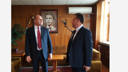 Президентът Радев (вляво) и кметът на Велико Търново Даниел Панов 