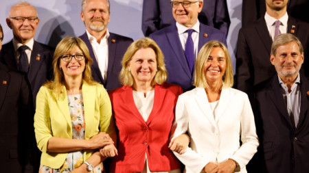 Външните министърки на България Екатерина Захариева, на Австрия Карин Кнайсъл и на ЕС Федерика Могерини на „семейната“ снимка от срещата на дипломати №1 на ЕС с балканските им колеги във Виена.