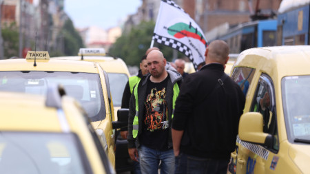 Таксиметрови шофьори се включиха в протеста в София Такситата са