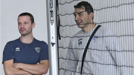 Андрей Жеков (вляво) пое поста от Владо Николов.