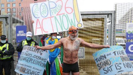 Протестиращият Питър Грийн с индивидуална акция по време на срещата на върха на ООН за климата COP26 в Глазгоу, Великобритания, 12 ноември 2021 г. 