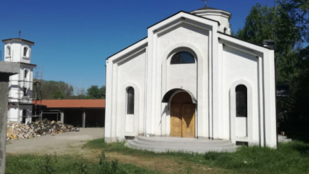 Строящият се вече 17 години храм Света Петка в Невестино