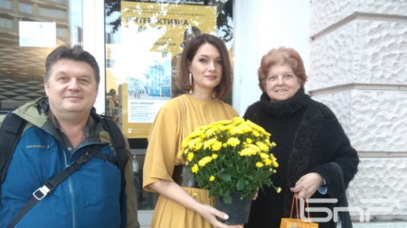Художничката Юлия Красовска /в средата/, краеведът Соня Кехлибарева и фотографът Александър Стоянов