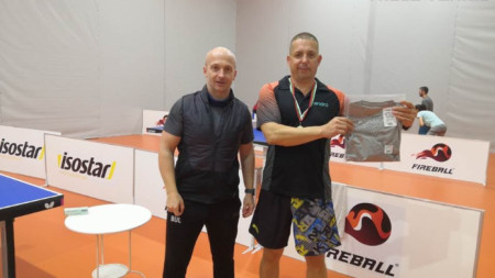 Директорът на веригата Цветомир Цонев (вляво) с шампиона Драгомир Драганов.