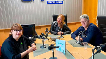 Наталия Маева, Мария Мира Христова и д-р Любомир Димитров в студиото на „Семейно радио“