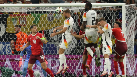 Фюлкруг бележи изравнителния гол за Германия.