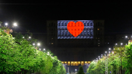 Огромна сърце беше проектирано на фасадата на румънския парламент в знак на съпричастност към жертвите на коронавируса