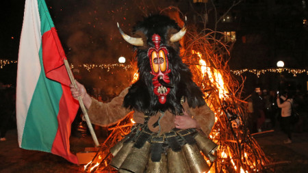 Тази година ритуалните шествия с кукери в Батановци преминаха при строги противоепидемични мерки. 