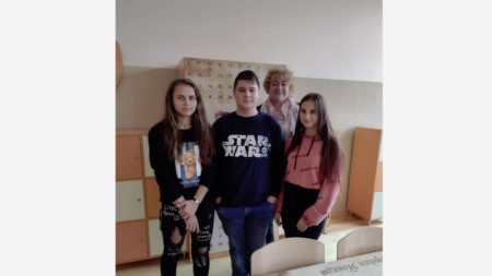 Димитрана Захариева с учениците Дейвид, Мария и Криста 