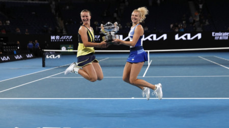 Крийчикова (вляво) и Синякова с трефея от Откритото първенство на Австралия.