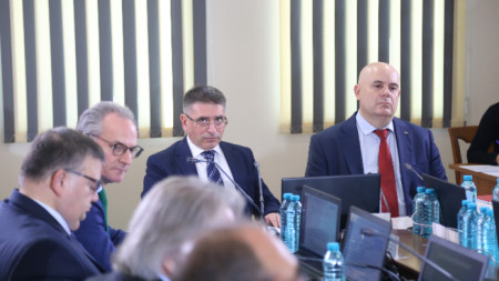 Изслушване на кандидата за главен прокурор Иван Гешев (вдясно) във ВСС.
