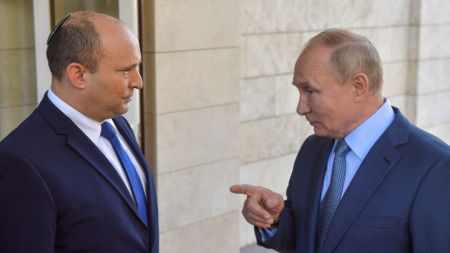 Бившият премиер на Израел Нафтали Бенет (вляво) и президентът на Русия Владимир Путин - Сочи, 22 октомври 2021