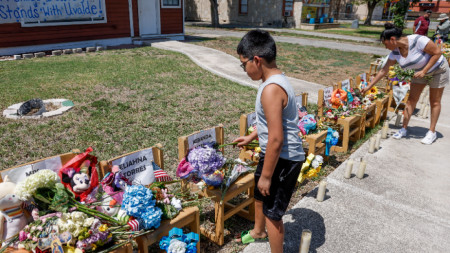 Стрелбите идват след трагедията в Тексас, където миналия месец младеж изби 19 деца.